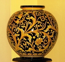 Un vaso in ceramica maiolicata